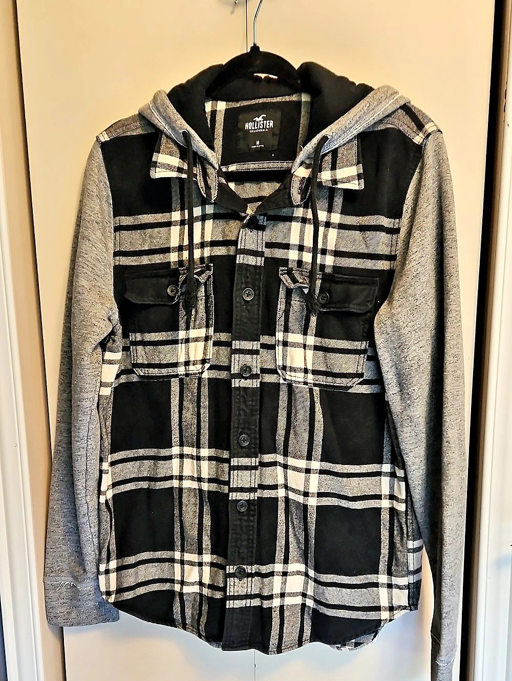 Hollister Plaid Hooded Button Down in Black & Gray Size Medium